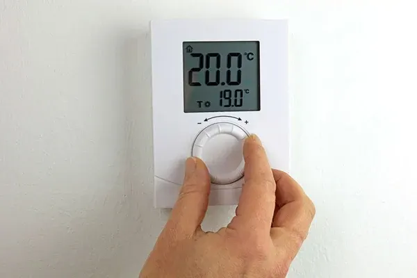 Termostato señalando 20 grados