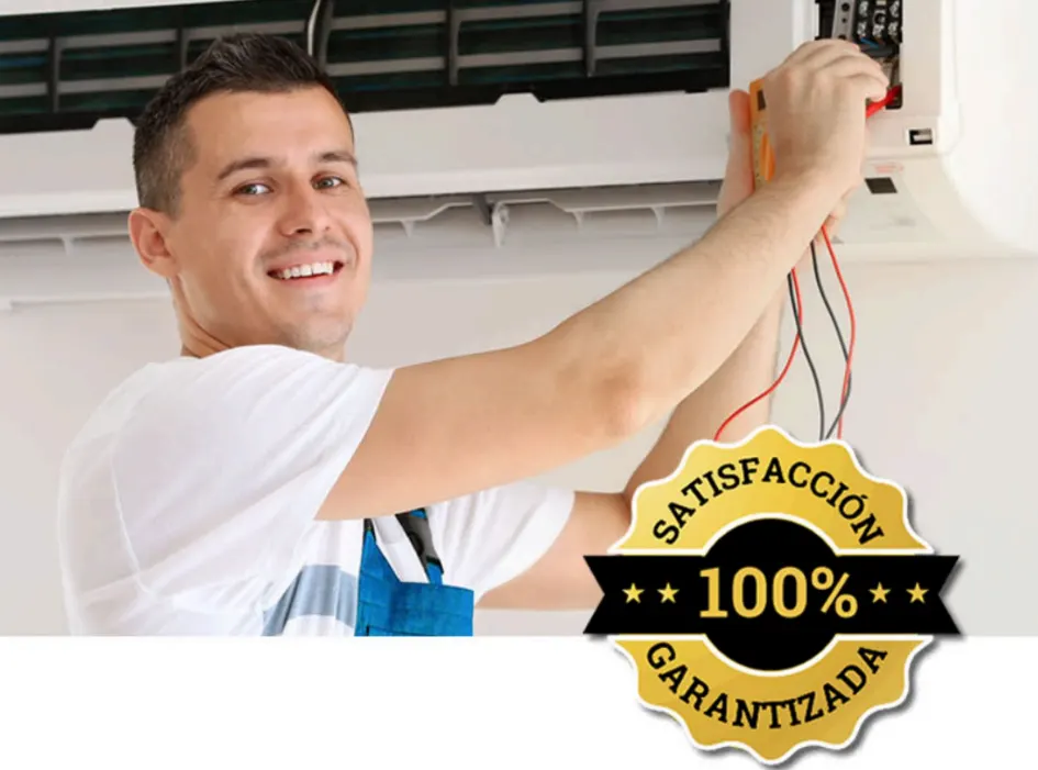 Técnico arreglando el aire acondicionado