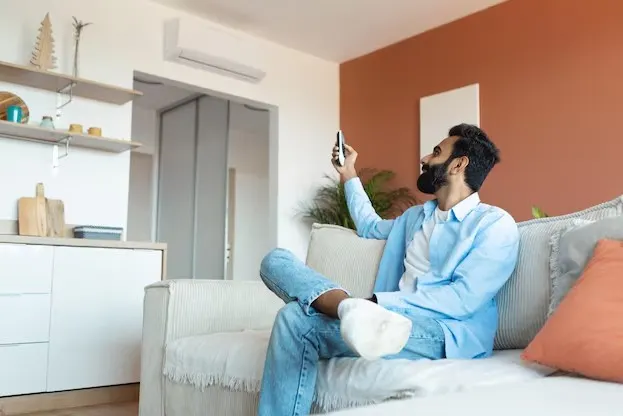 hombre encendiendo aire acondicionado