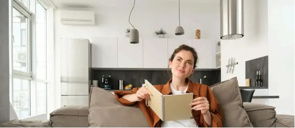 mujer cómoda con su aire acondicionado