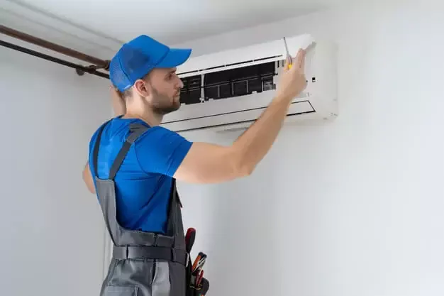Técnico arreglando el aire acondicionado