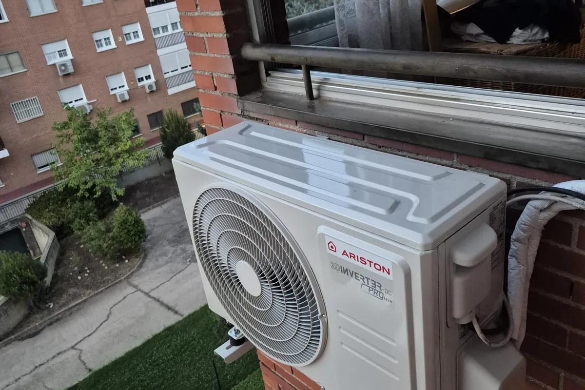 Unidad exterior Ariston instalada por Global Reparaciones en Madrid