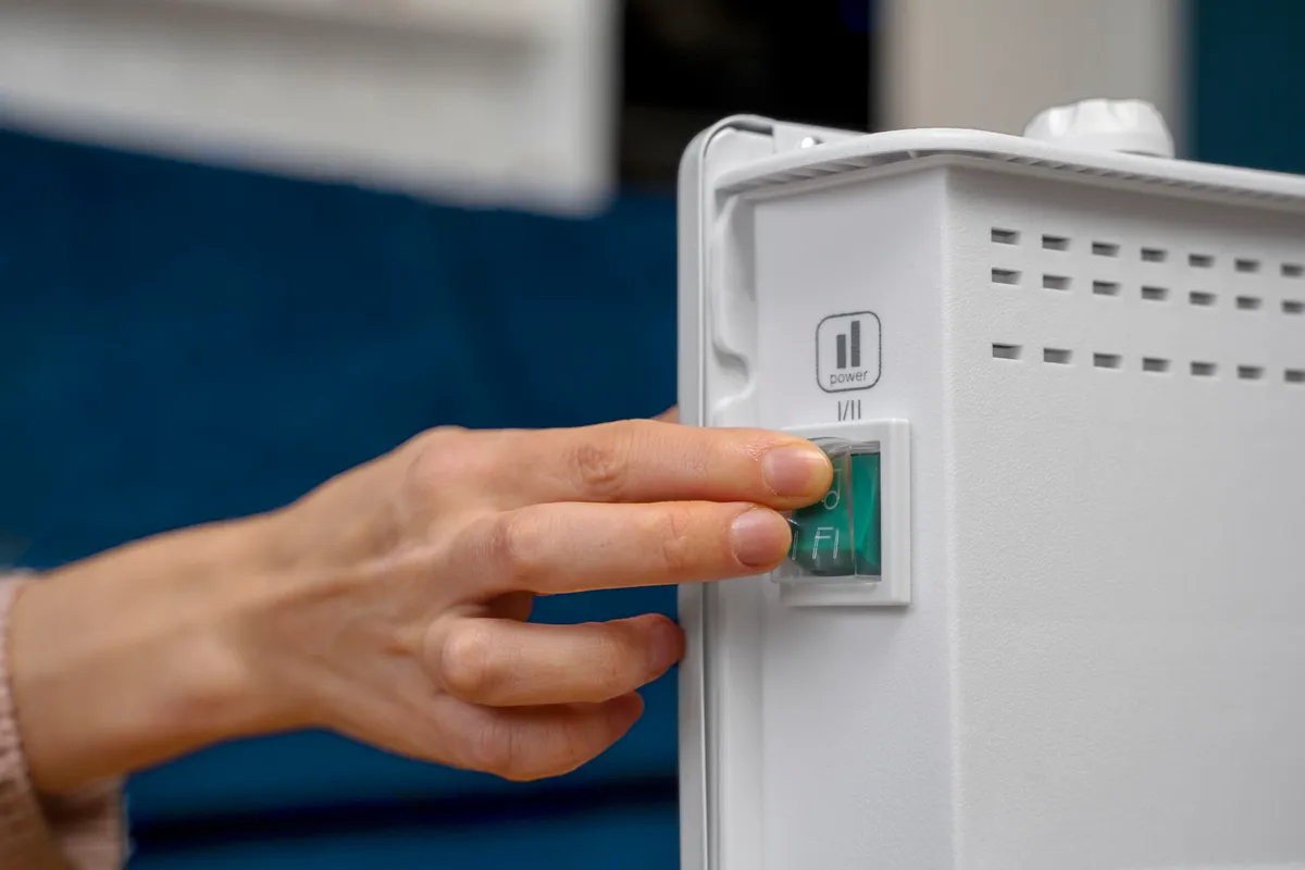 Técnico revisando un termo eléctrico en una vivienda de Madrid