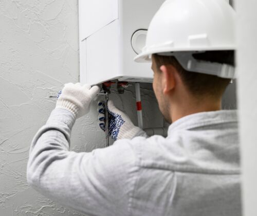 trabajador-reparando-calentador-de-agua (6) (2)