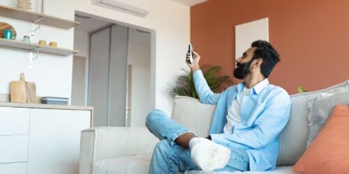 hombreencendiendo en aire acondicionado hombre encendiendo aire acondicionado